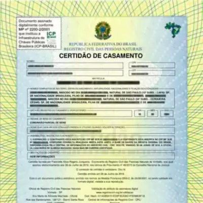 Certidão de Divórcio ou a Certidão de Casamento averbada